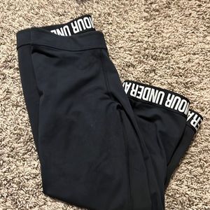 Black cropped under armor leggings